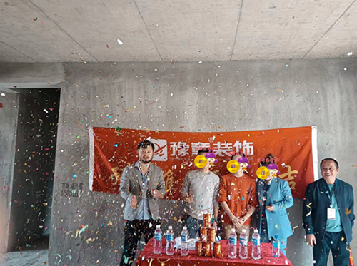 恭祝翠湖賀女士愛家開工大吉??！